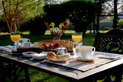 Desayuno en el Jardin